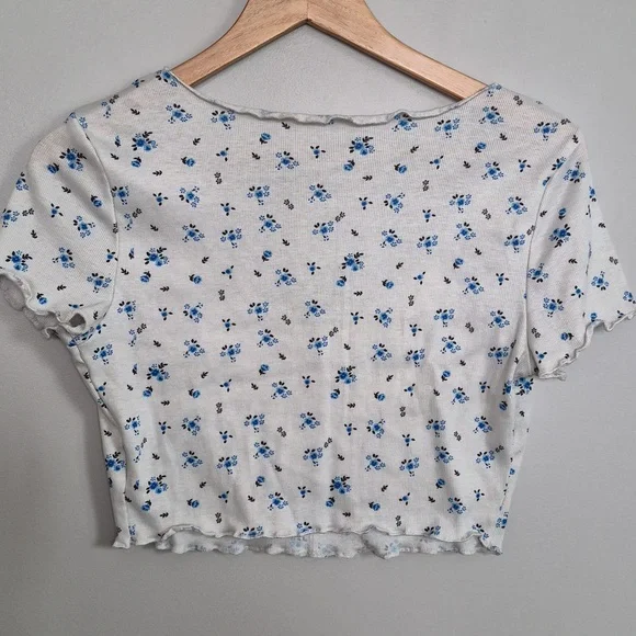 (Both) 2 Crop Tops - Picture 5 of 9